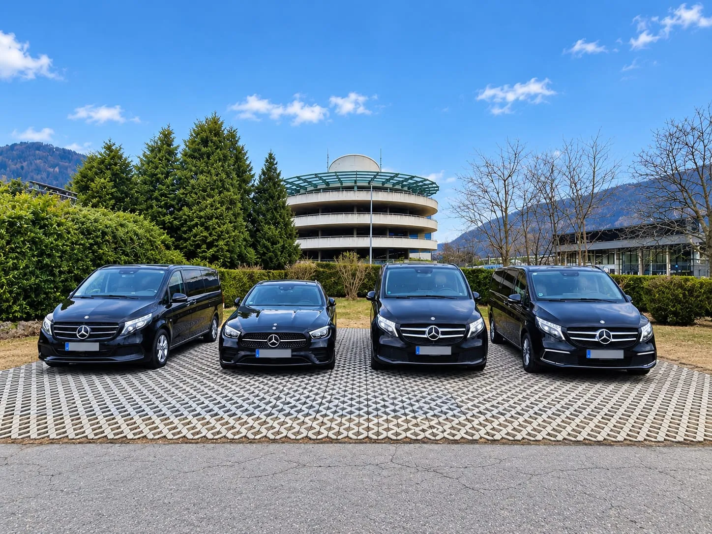 Unsere vier schwarzen Mercedes am Flughafen Innsbruck: drei Vans und eine Limousine